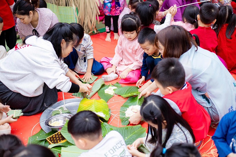 Rộn ràng hội thi gói bánh chưng và trải nghiệm thú vị của các bé trường Mầm non Tây Mỗ 3